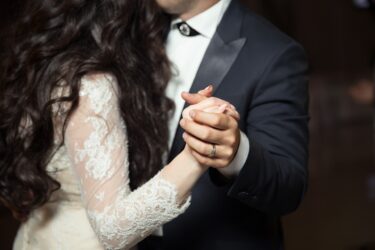 中小企業勤務だと結婚は難しい？結婚に近づく方法を解説！